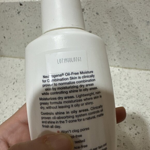 Neutrogena Oil Free Face Moisturizer Combination Skin 4 fl oz - Picture 3 of 3